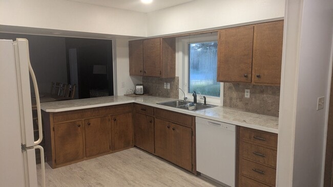 Photo - 3 Bedroom home with 2 car detached garage