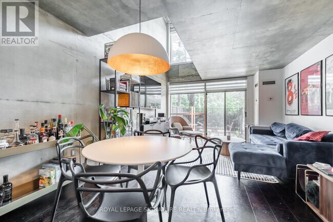 Photo - 954 King St W Unité 106