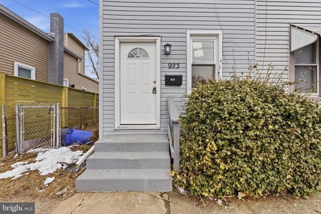 Building Photo - 923 Ridgeway St