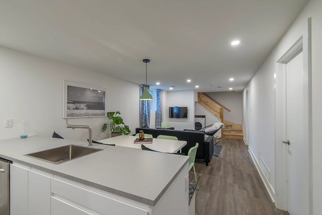 Photo - 150 Meadowlands Dr W