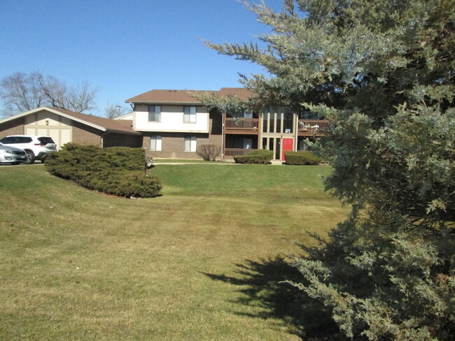 Building Photo - 800 Brook Dr Unit 1