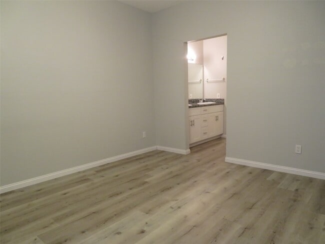 Building Photo - 9707 Richmond Ave. Unit 31 Rental