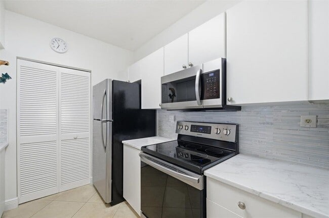 Photo - 3020 NE 32nd Ave Unidad 1103