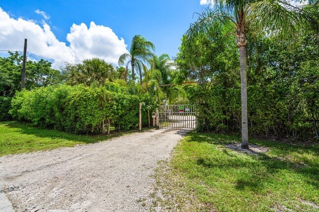 Building Photo - 4985 Gulfstream Rd Rental