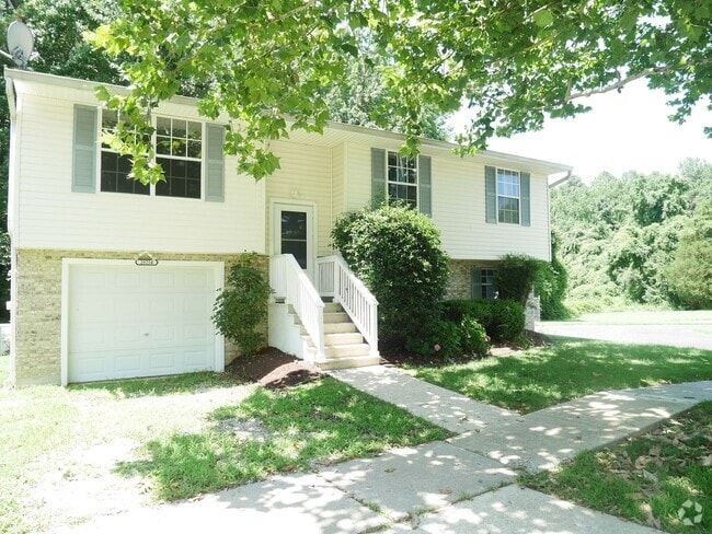 Building Photo - Spacious 3-Bedroom Single-Family Home in E...