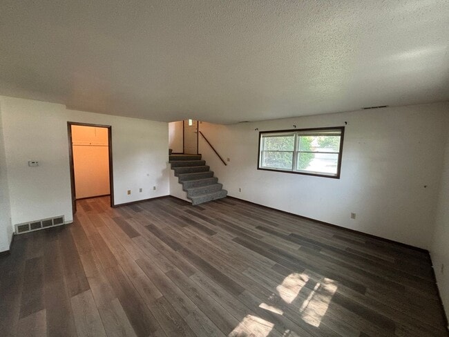 Building Photo - Fandre Dr 2823-2825 Unit 2823-2825-2825