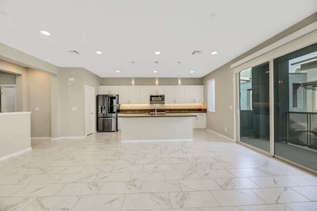 Photo - Gorgeous highly upgraded townhouse!