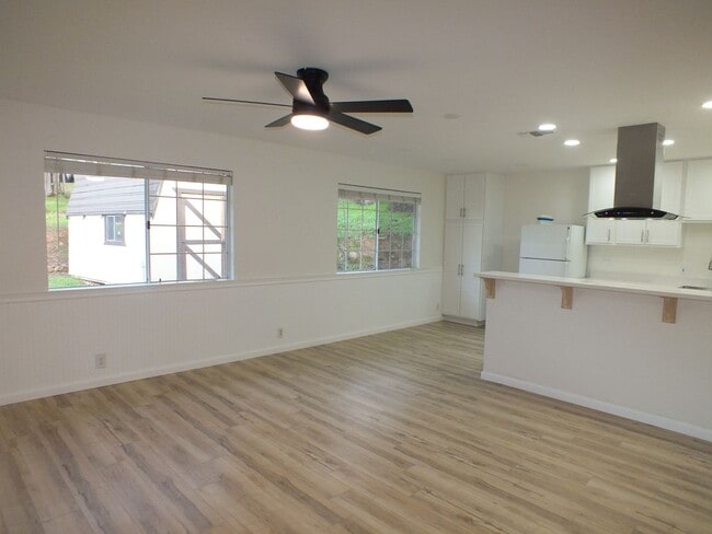 Photo - 2/1 1200 sf Rescue retreat - water included!