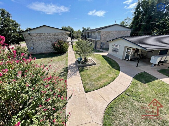 Photo - 1502 NW Kingsbury Ave