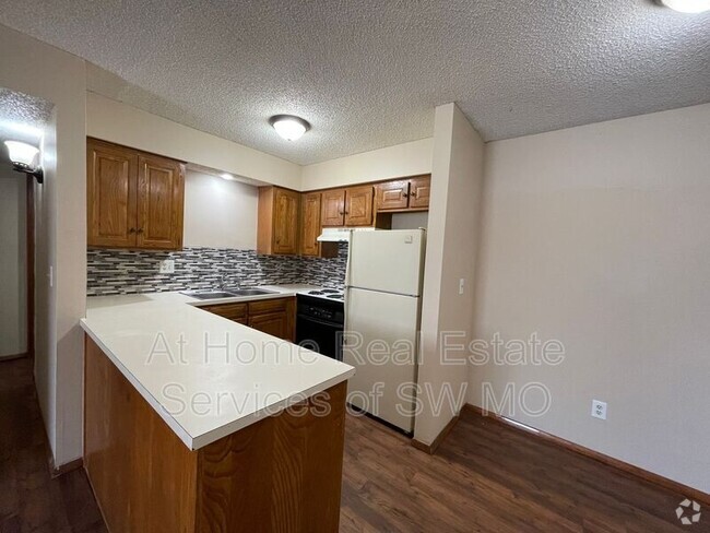 Building Photo - 2862 S Rogers Ave Unit Apt #2