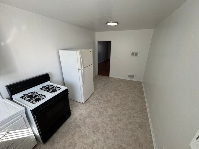 Photo - 5420 Russell Ave