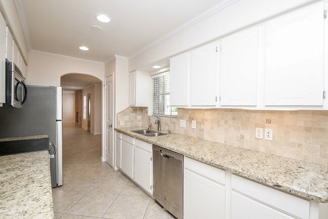 Building Photo - 13240 Trail Hollow Dr Unit 3240