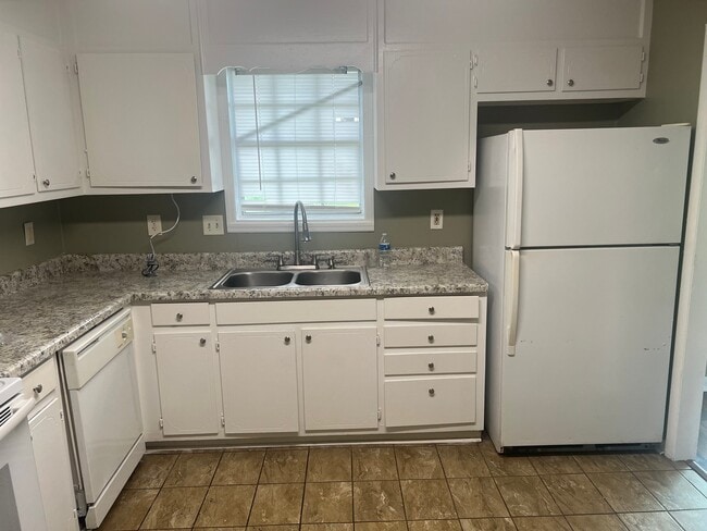 Photo - 3952 Tanglebush Ln NW
