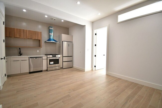 Photo - 582 E 138th St