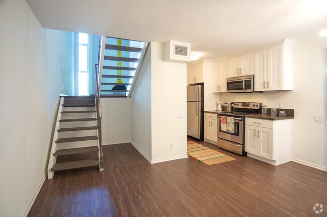 1HAB con Loft-700 ft² - Village Flats: Mid-Century Design with Modern Convenience