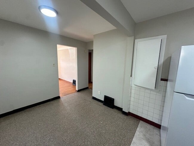 Photo - 4873 Woodstock Ave