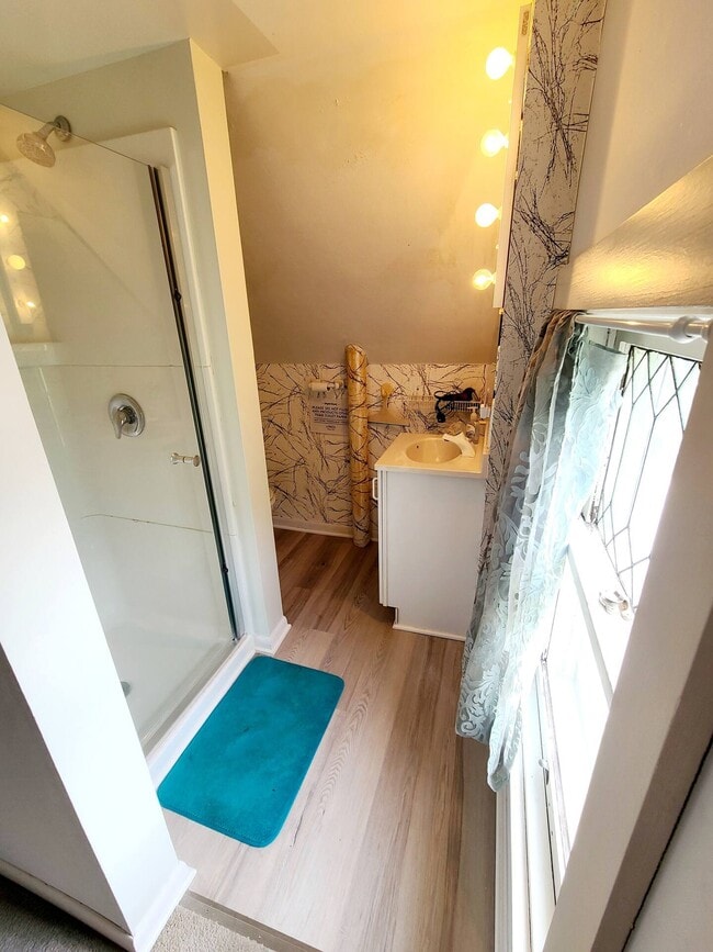 3rd Floor Bathroom - 1512 Harlem Blvd Unidad Room #4