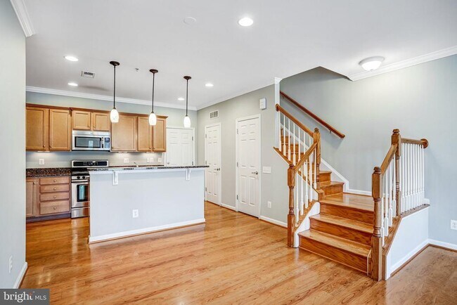 Photo - 20638 Sibbald Square