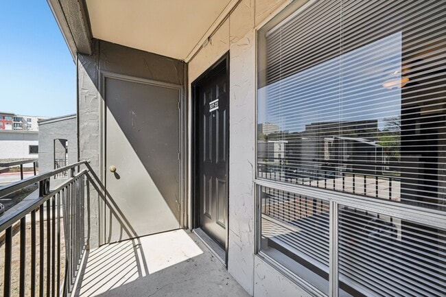 Bienvenidos a The Riley Apartments, donde la vida moderna se une a la comodidad. Disfruten de interiores espaciosos y un ambiente comunitario acogedor. Salgan al exterior y descubran hermosas vistas y fácil acceso a los servicios locales. ¡Programen su visita hoy mismo! - The Riley