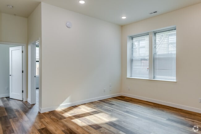2 BR, 1 BA - 932SF