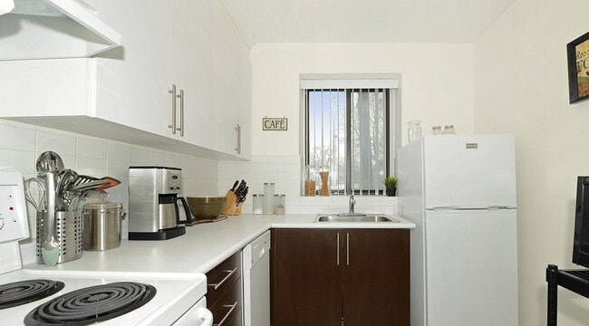 Building Photo - Pleasant Manor Unit 00101