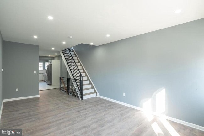Photo - 3060 Salmon St