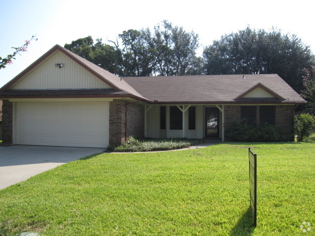 Building Photo - COMING SOON!!! Located in Briarwood Estates Rental