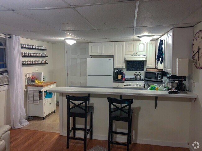 Building Photo - 6 Alberta Ter Unit 2R Rental