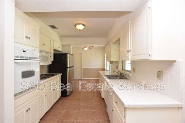 Photo - 204 Chaucer Ln