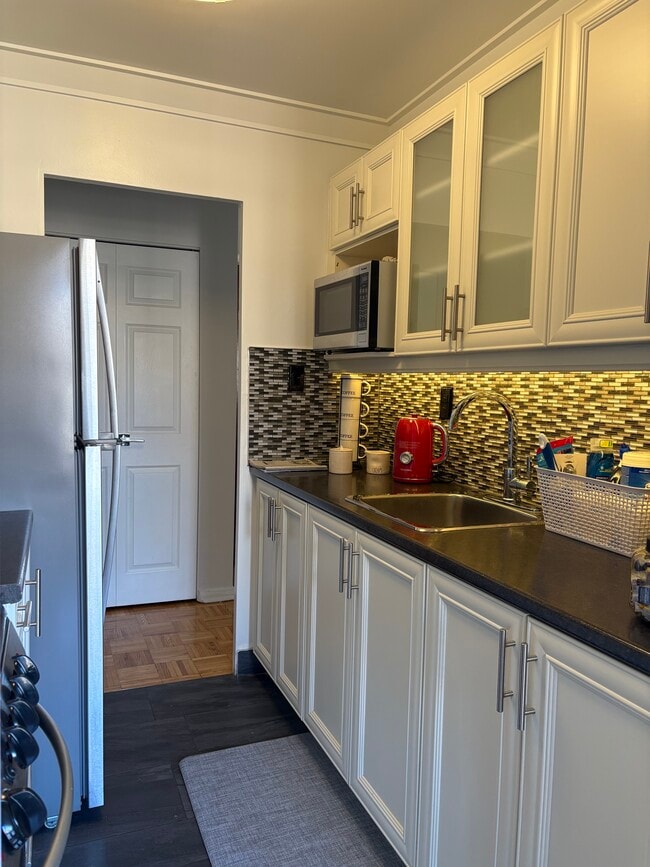 1 Bedroom - Kitchen - Carolyn Court