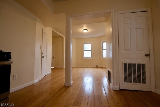 Building Photo - 16 N 5th St Unit 2