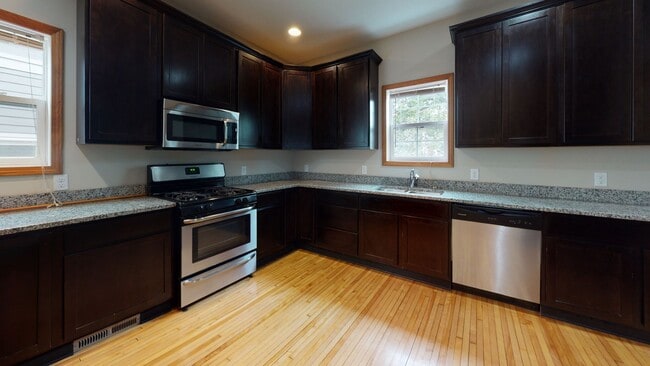 Building Photo - 1018 16th Ave SE Unit #1