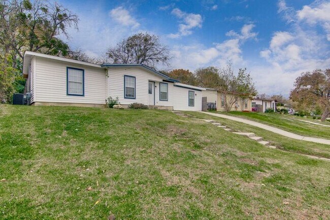 No App Fee. $500 off 1st month rent move i... - No App Fee. $500 off 1st month rent move i... House