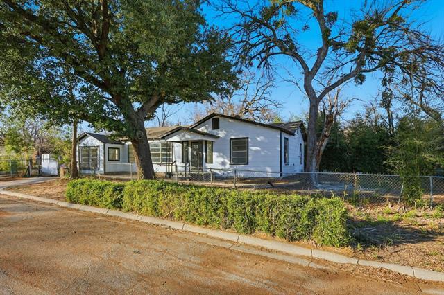 Photo - 405 Jannie St