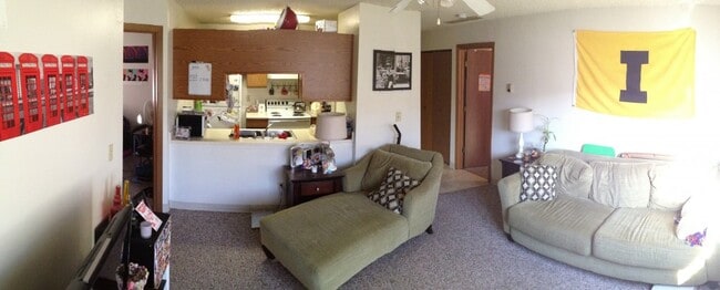 living area - 631 S Van Buren St