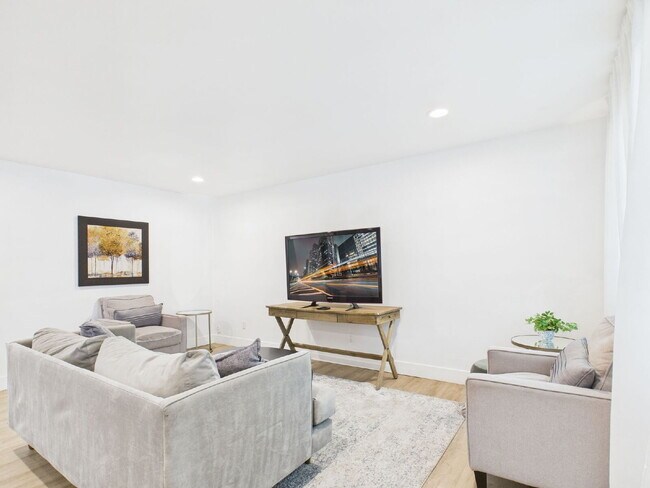 Fully furnished with a pool - MOVE IN SPECIAL $500 OFF