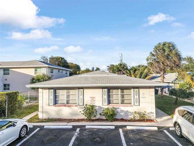 Photo - 709 SE 15th St Unit 1