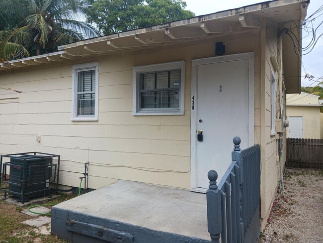 Building Photo - 440 26th St Rental