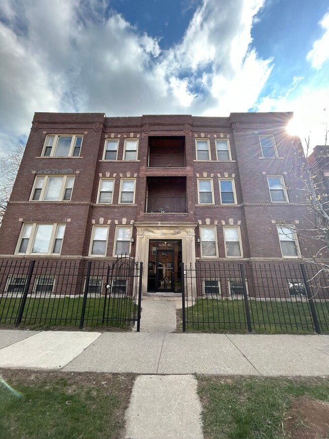Building Photo - 641 E 62nd St Unit 3E