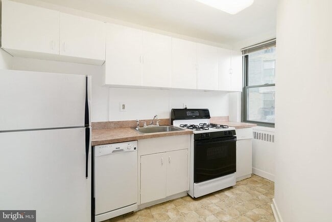 Building Photo - 2601 Pennsylvania Ave Unit 202