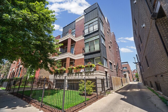 Building Photo - 831 N Paulina St Unit 2E