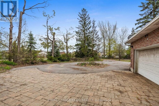 Photo - 3162 Woodroffe Ave