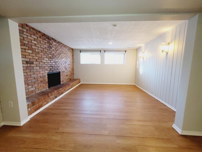 Photo - 2107-2186 86 St NW