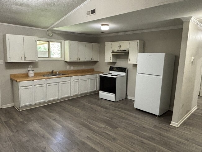 Photo - 616 Simpson St