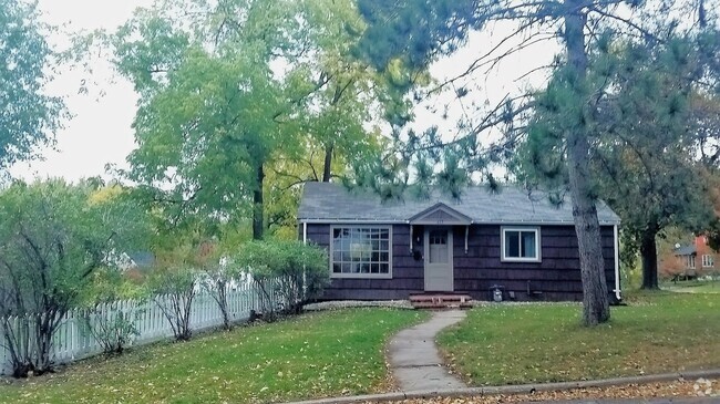 Building Photo - 823 Elm St Rental