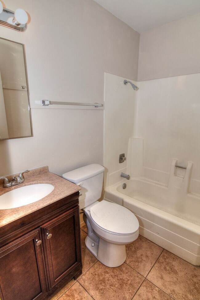 2122 S Maple Ave Unit B