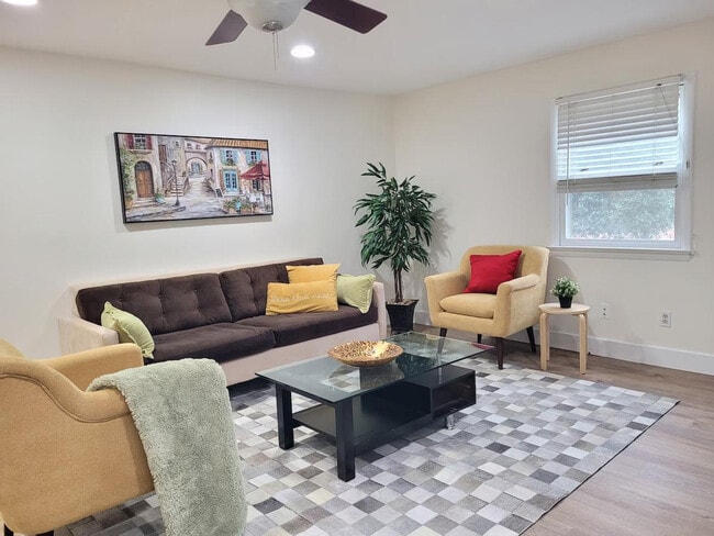 Building Photo - 2017 Woodford Rd Unit SI ID1473420P