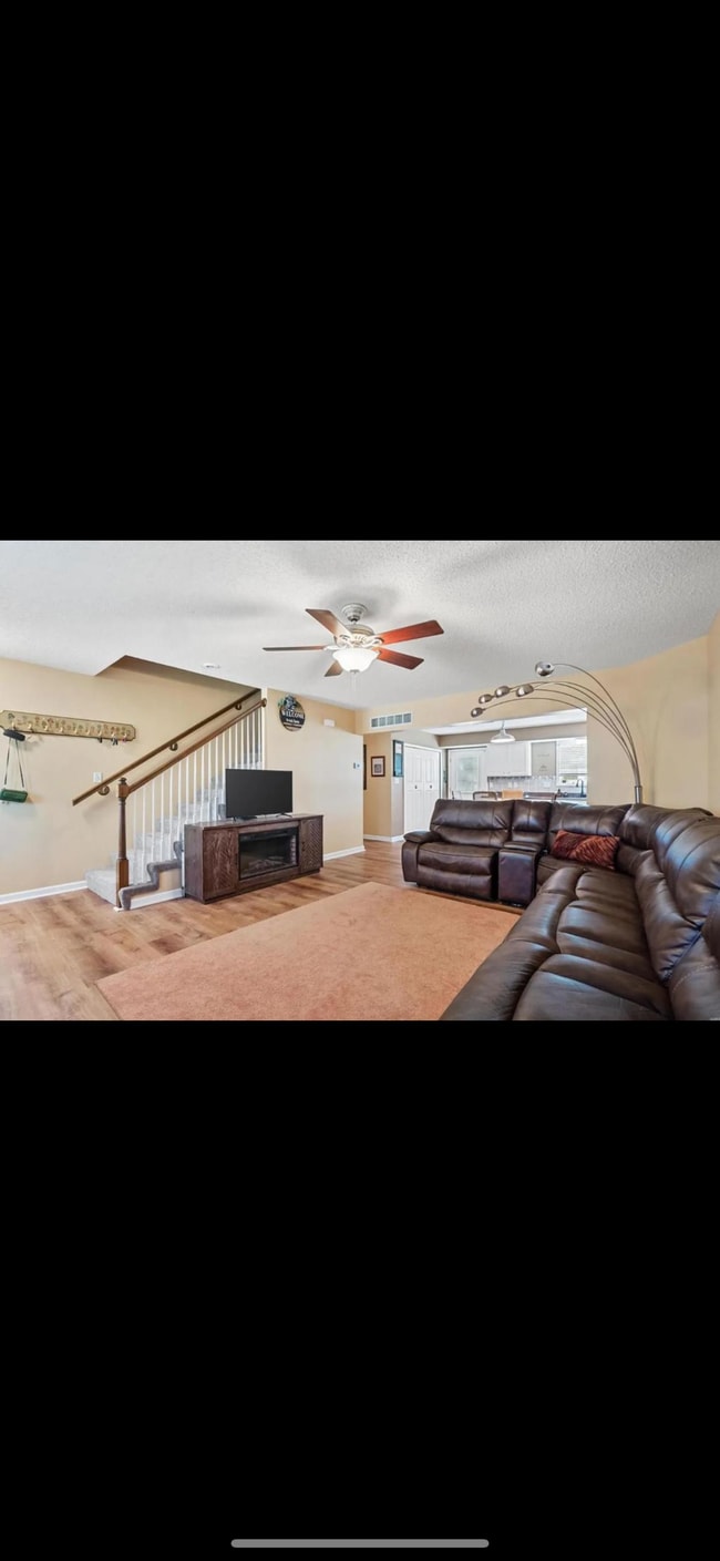 11 Deer Grove Dr
