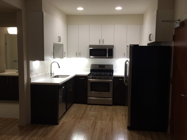 Kitchen - 555 Bartlett St Unit 221