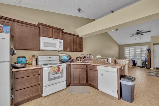 Photo - Oviedo Condo One-bedroom Available UTILITIES included.